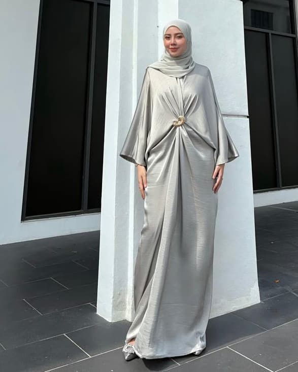 Ruwa Caftan in burgundy satin