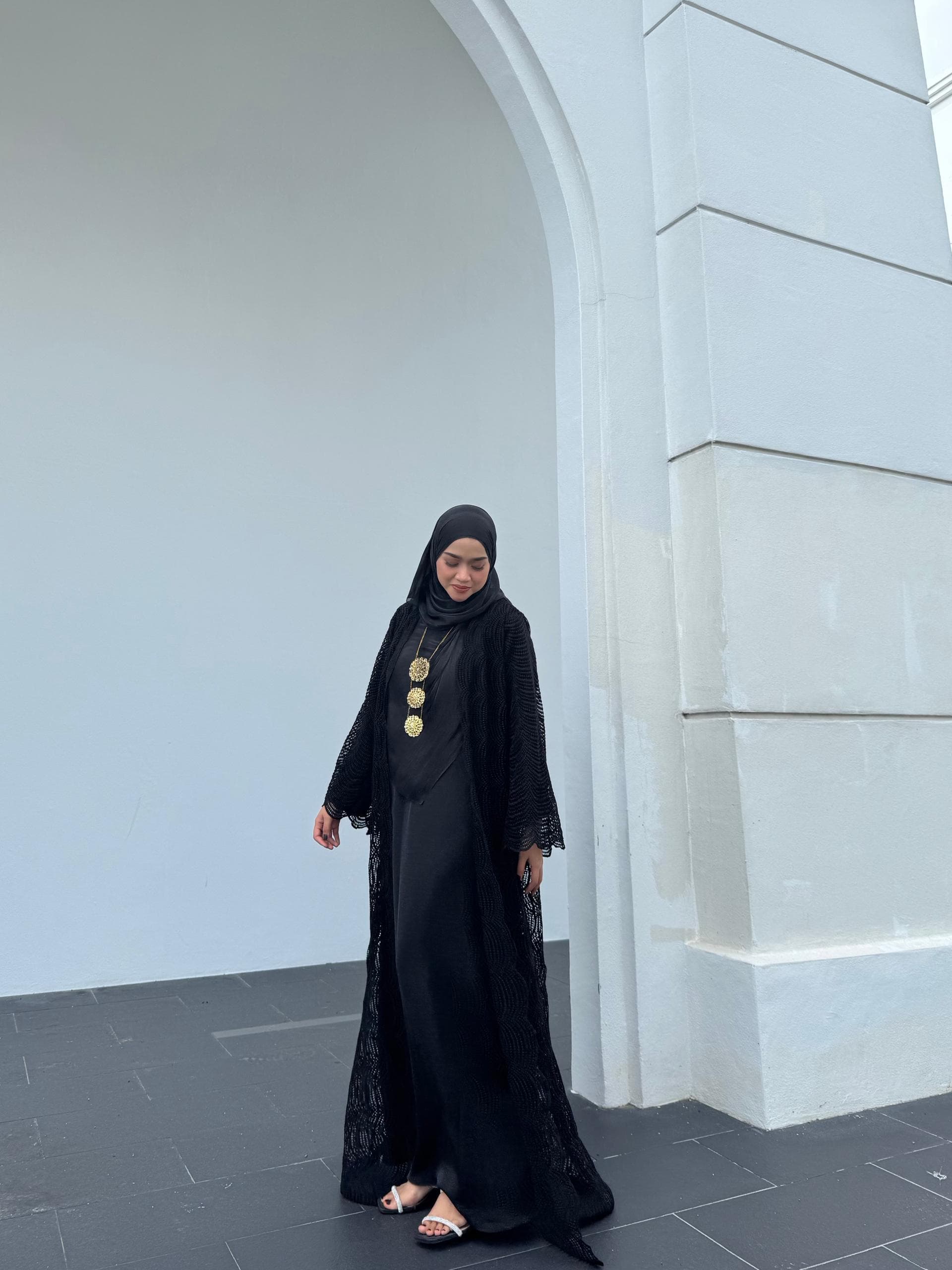 Serra Scallop in Black
